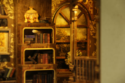 Vue intérieure d'un Book Nook avec balcon sculpté, fenêtre lumineuse et étagères remplies de livres miniatures détaillés.