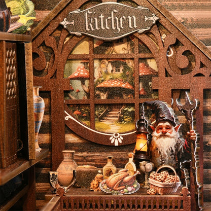 Détail cuisine miniature d'un book nook DIY avec figurine de nain de jardin, lanterne et festin miniature sous une fenêtre ronde.