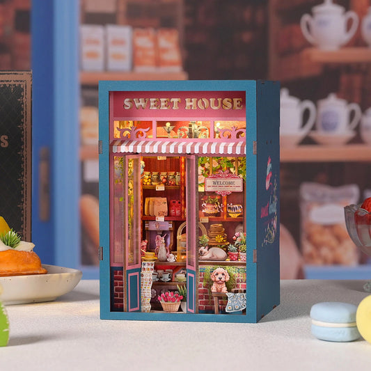 Kit DIY Book Nook Sweet House : maquette de pâtisserie miniature en bois avec éclairage LED. Scène de boutique romantique avec fleurs, gâteaux miniatures, et décors de café cosy pour étagère à livres.