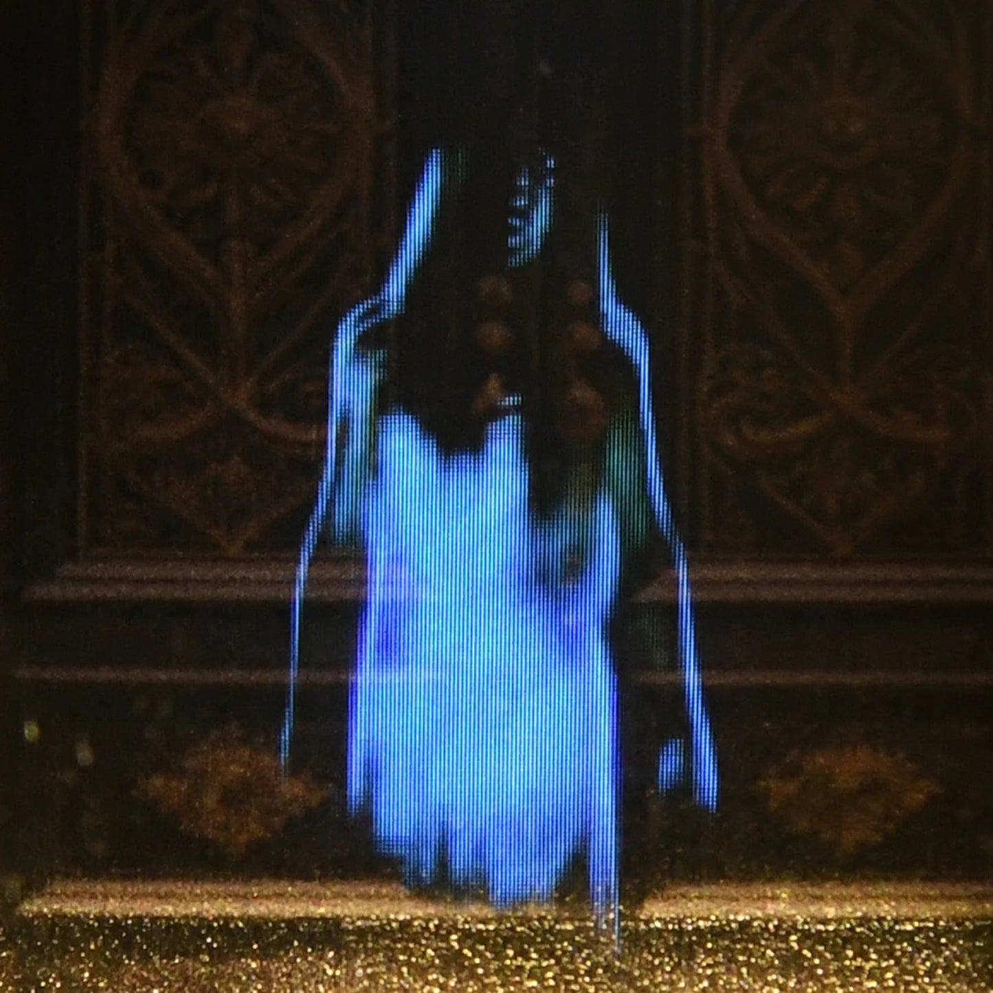 Scène de couloir hanté miniature : porte en bois brisée à la hache avec traces de sang, miroir doré mystique et corbeaux noirs. Détail d'un book nook DIY pour étagère sur le thème manoir d'épouvante.