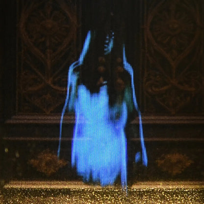 Scène de couloir hanté miniature : porte en bois brisée à la hache avec traces de sang, miroir doré mystique et corbeaux noirs. Détail d'un book nook DIY pour étagère sur le thème manoir d'épouvante.