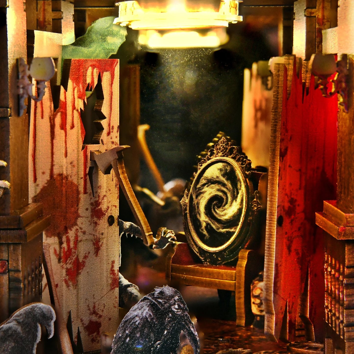 Détails d'accessoires pour book nook hanté : cheminée gothique, message HELP en sang, miroir avec vortex, corbeaux noirs, serpent, squelette sur une chaise et porte brisée à la hache. Éléments de diorama horreur miniatures