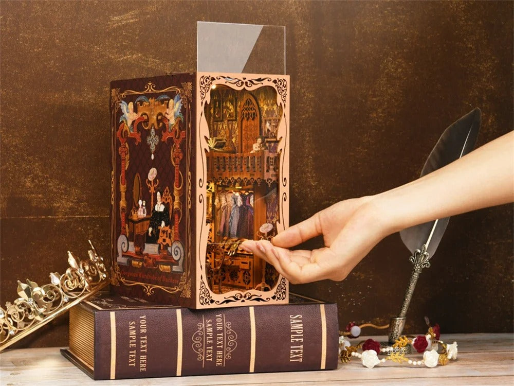 Serre-livres décoratif Book Nook en bois avec éclairage LED représentant une garde-robe de duchesse miniature de style victorien sur une étagère.