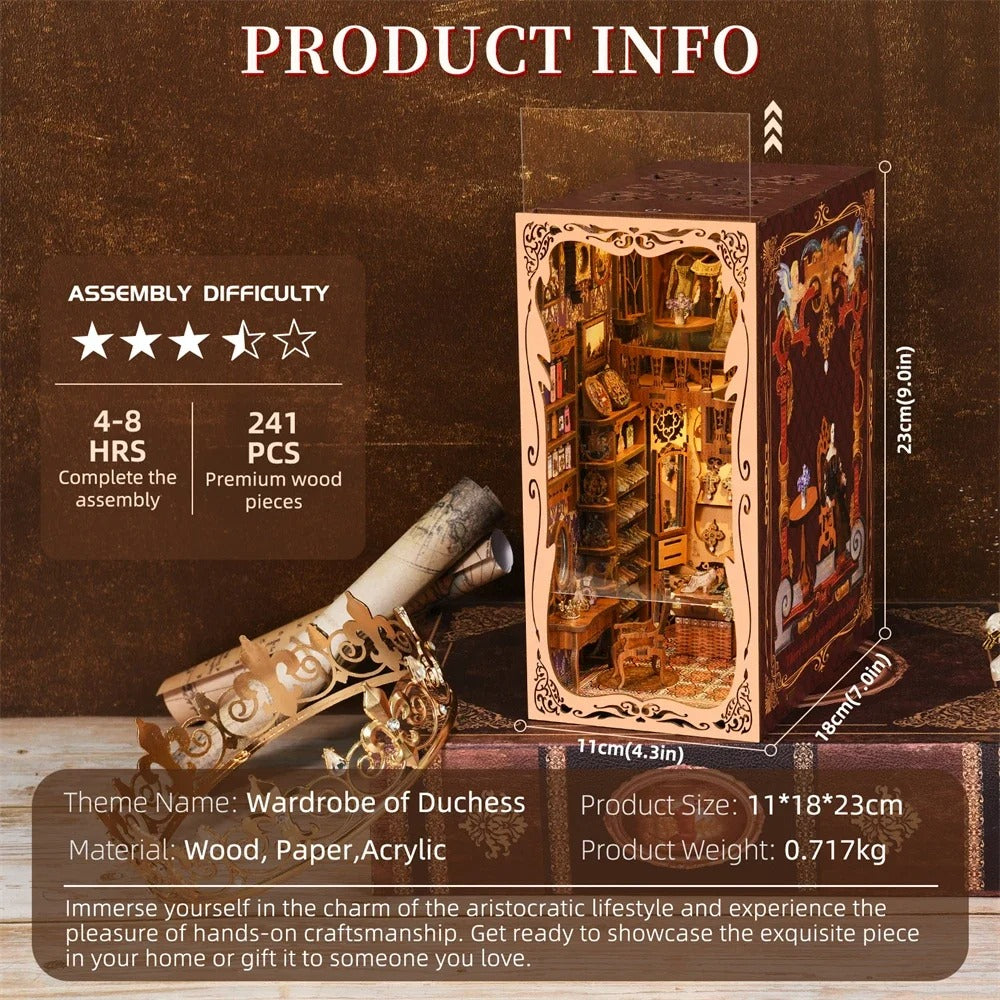 Gros plan sur les détails d'un Book Nook DIY : mobilier miniature en bois, robes de bal d'époque, bijoux de duchesse et sol en mosaïque vintage avec éclairage LED