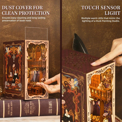 Gros plan sur les détails d'un Book Nook DIY : mobilier miniature en bois, robes de bal d'époque, bijoux de duchesse et sol en mosaïque vintage avec éclairage LED