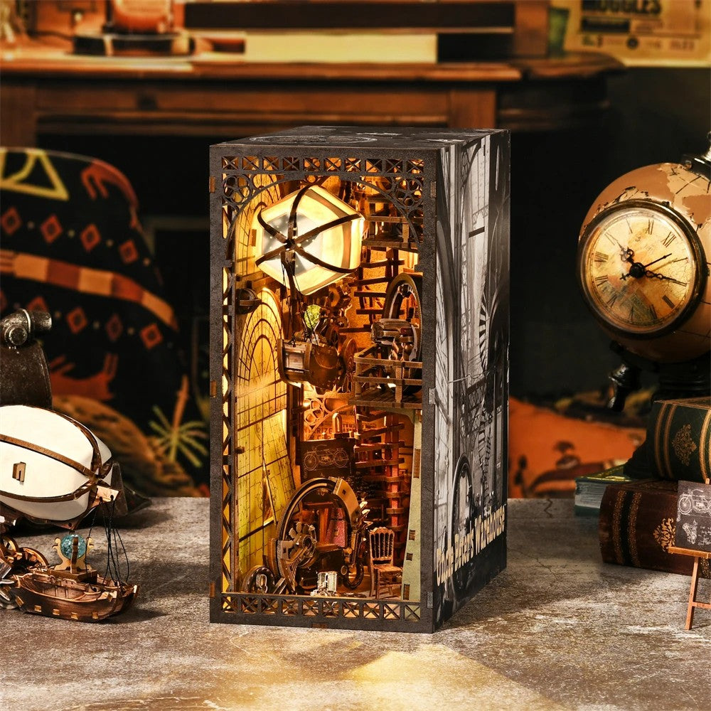 Maquette Book Nook style industriel et steampunk "Uncle Brian's Warehouse" avec éclairage LED chaleureux. Le design présente une structure en bois sombre avec des engrenages complexes, une montgolfière suspendue, des escaliers miniatures et des détails mécaniques. La scène est intégrée dans un serre-livres décoratif pour bibliothèque, créant un effet de profondeur et de perspective.