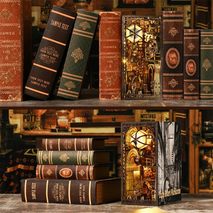 Comparaison de deux vues du Book Nook steampunk "Uncle Brian's Warehouse". En haut, la maquette illuminée est insérée verticalement entre des livres anciens aux reliures travaillées. En bas, une vue de trois-quarts montre les détails extérieurs en noir et blanc à côté d'une pile de livres. Ce serre-livres miniature avec LED, montgolfière et engrenages est l'accessoire de décoration parfait pour une bibliothèque vintage.