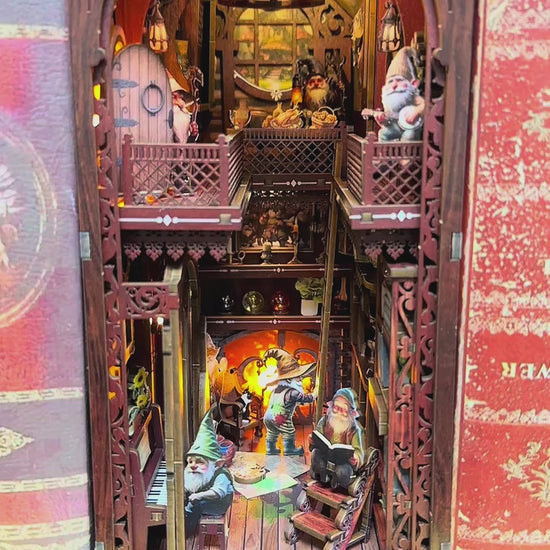 Vidéo de présentation du Book Nook Dwarf's House : démonstration d'une maison de nains miniature avec éclairage LED chaleureux, personnages fantastiques et mobilier sculpté. Maquette 3D en bois pour décoration de bibliothèque.