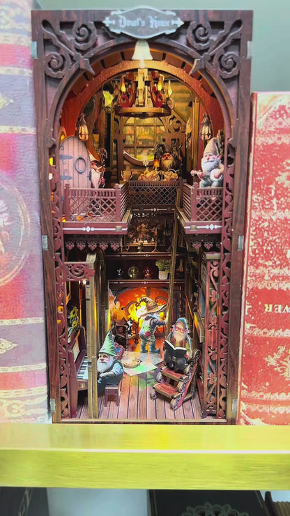 Vidéo de présentation du Book Nook Dwarf's House : démonstration d'une maison de nains miniature avec éclairage LED chaleureux, personnages fantastiques et mobilier sculpté. Maquette 3D en bois pour décoration de bibliothèque.