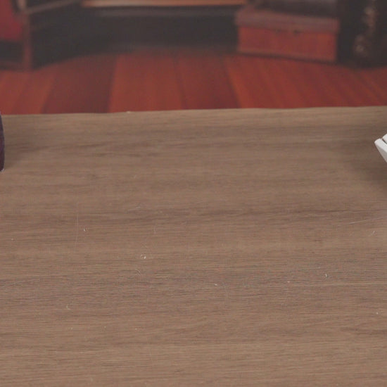 Serre-livres miniature DIY Book Nook 'Ancient Rhyme Library' en bois, style bibliothèque gothique avec escalier en colimaçon, cheminée lumineuse et éclairage LED.