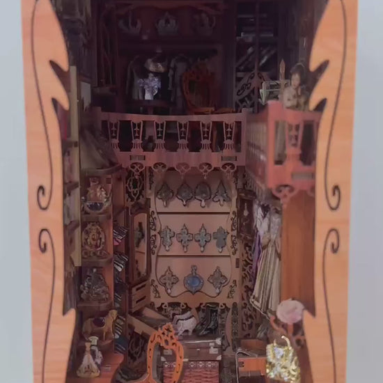 Vidéo de présentation du Book Nook 'Film Darkroom' : démonstration du montage d'une maquette de studio photo miniature avec ses composants en bois, l'installation du système d'éclairage tactile et le rendu final illuminé dans une bibliothèque.