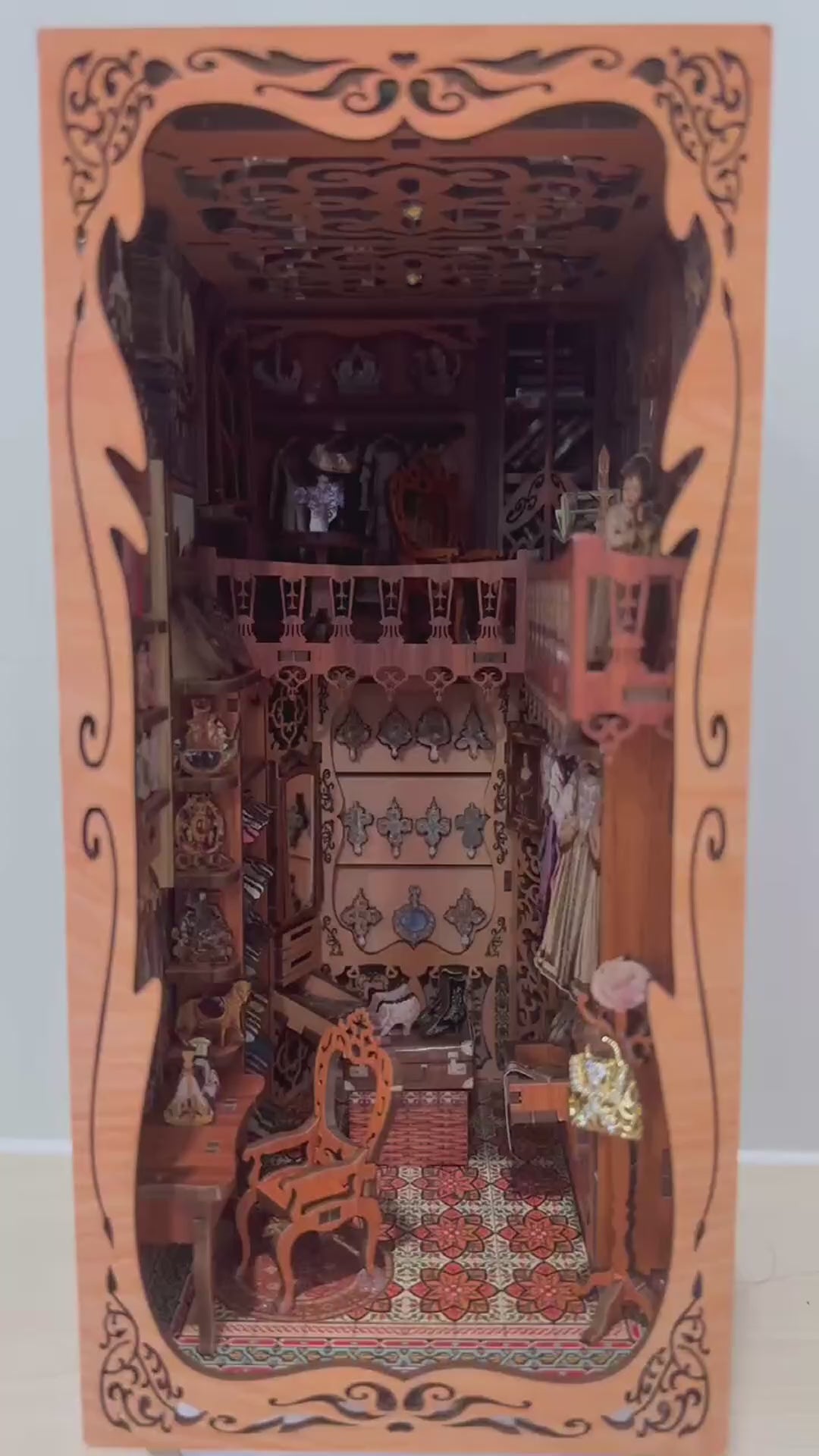 Vidéo de présentation du Book Nook 'Film Darkroom' : démonstration du montage d'une maquette de studio photo miniature avec ses composants en bois, l'installation du système d'éclairage tactile et le rendu final illuminé dans une bibliothèque.