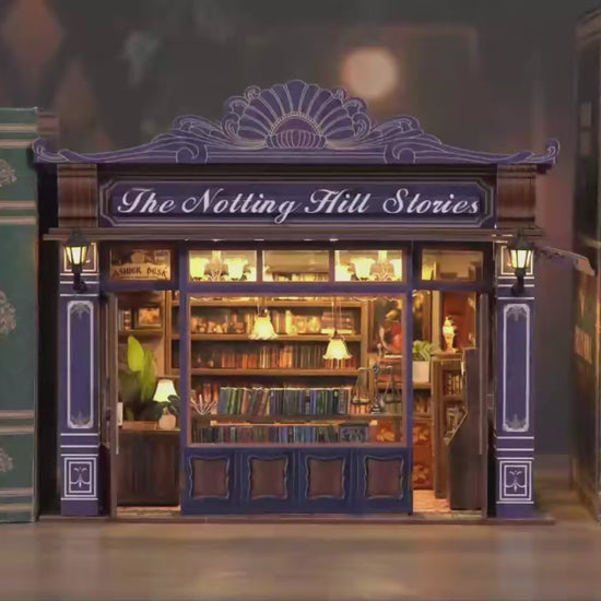 Vidéo en accéléré (timelapse) montrant l'assemblage complet d'un book nook miniature intitulé "The Notting Hill Stories". On y voit la construction étape par étape : le montage des étagères, le placement des minuscules livres colorés, l'installation des éléments décoratifs comme un gramophone et des plantes, ainsi que le câblage du système d'éclairage LED. La vidéo se termine par une démonstration de l'interrupteur tactile qui illumine l'intérieur chaleureux de la librairie victorienne.