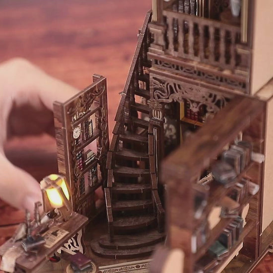 Book Nook miniature Ancient Book avec détails de mappemonde, bureau et bibliothèque ancienne en bois éclairée.