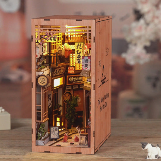 Miniature de bibliothèque en bois représentant une ruelle de Tokyo illuminée, décor avec chats, bonsaï et architecture nippone, kit créatif avec gravures latérales "The Alley Waiting for the Cat".