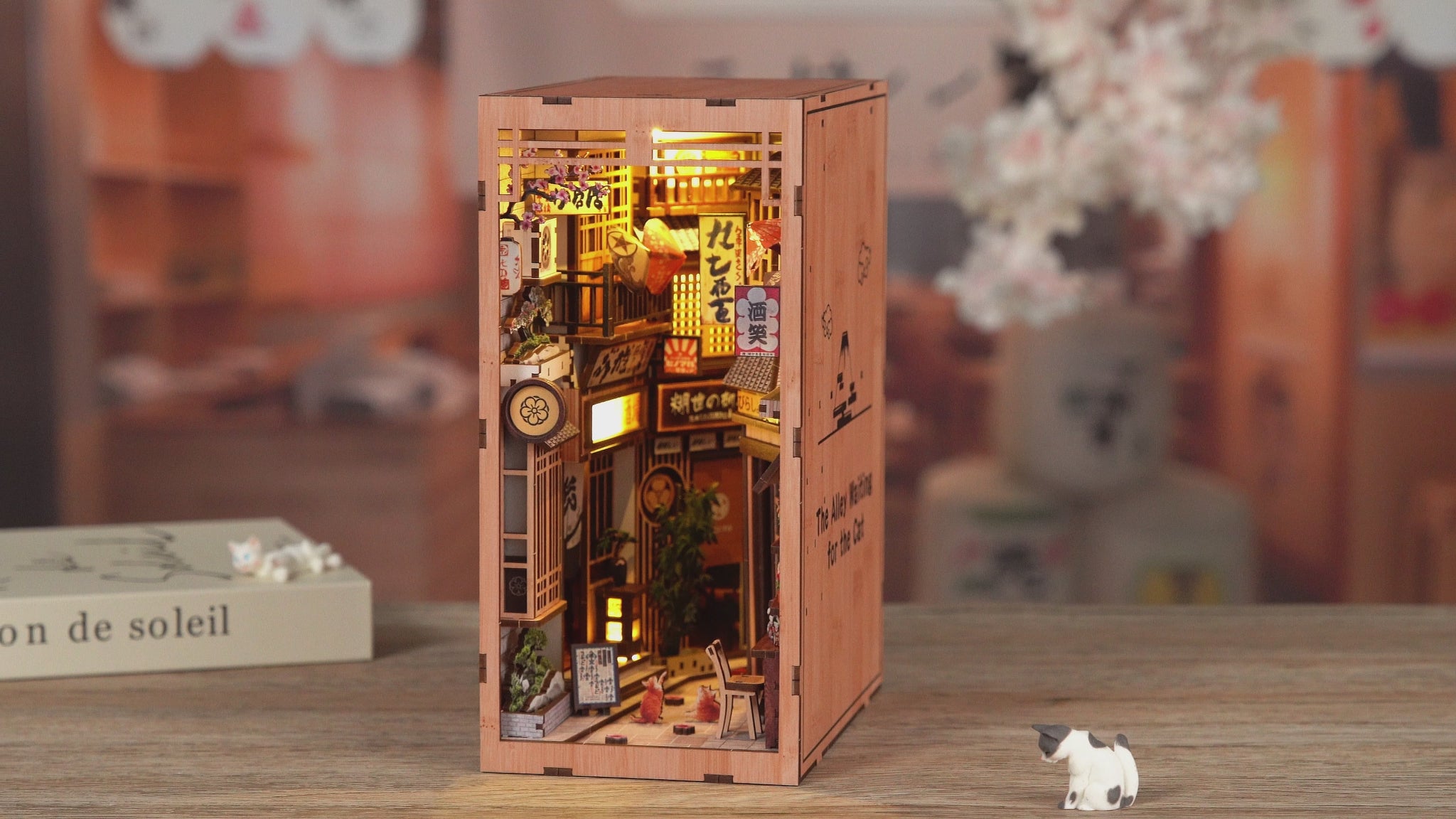 Miniature de bibliothèque en bois représentant une ruelle de Tokyo illuminée, décor avec chats, bonsaï et architecture nippone, kit créatif avec gravures latérales "The Alley Waiting for the Cat".