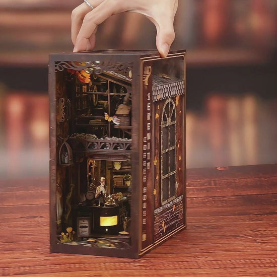 Kit Book Nook "The Philosophical Library" : serre-livres miniature DIY en bois avec éclairage LED, bustes de philosophes et décor de bibliothèque ancienne pour décoration d'étagère.