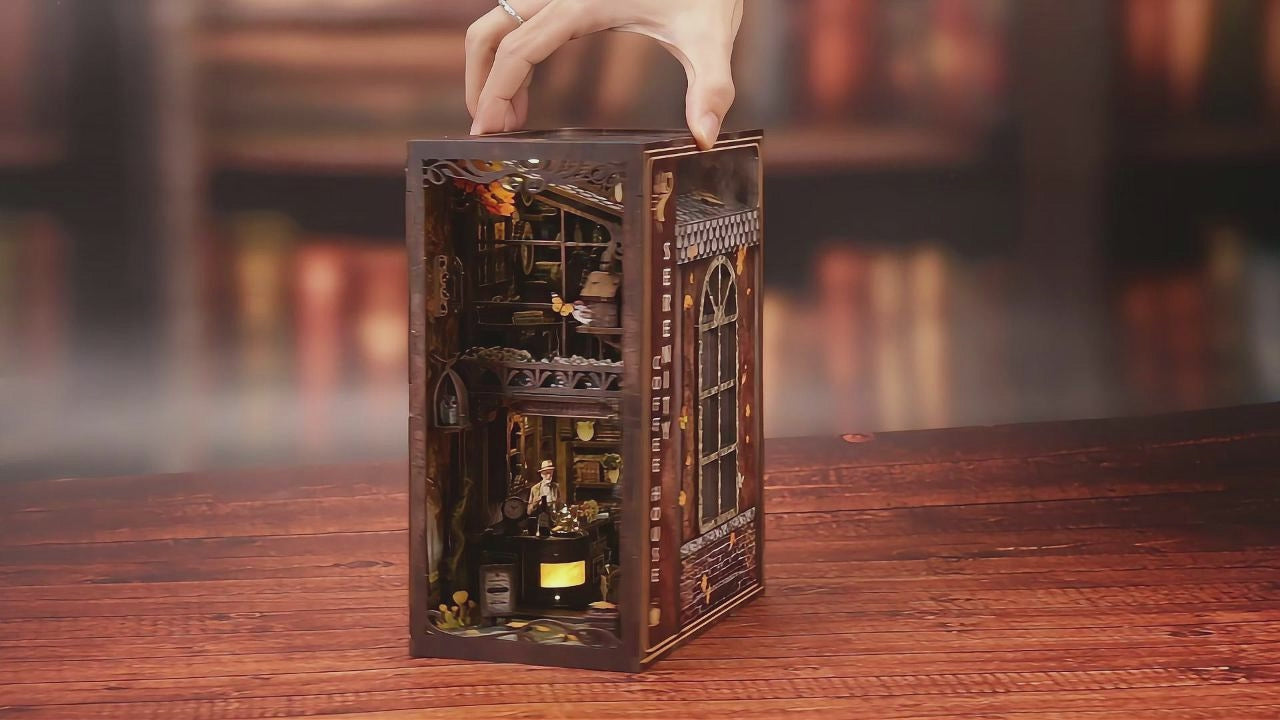 Kit Book Nook "The Philosophical Library" : serre-livres miniature DIY en bois avec éclairage LED, bustes de philosophes et décor de bibliothèque ancienne pour décoration d'étagère.