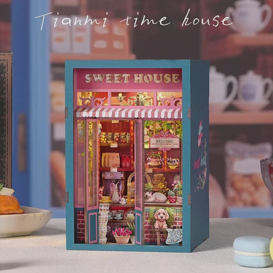 Vidéo de présentation du Book Nook DIY Sweet House : montage d'une pâtisserie miniature en bois avec éclairage tactile et musique. Maquette interactive de 162 pièces pour décoration de bibliothèque.