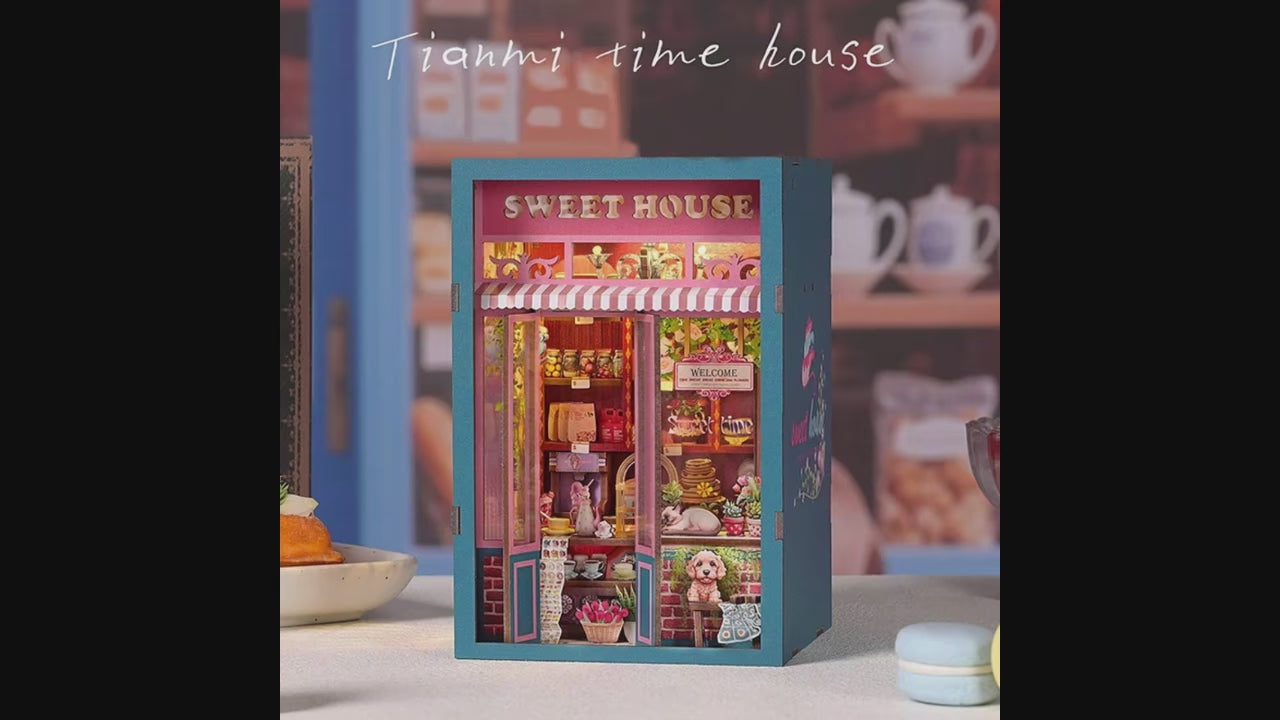 Vidéo de présentation du Book Nook DIY Sweet House : montage d'une pâtisserie miniature en bois avec éclairage tactile et musique. Maquette interactive de 162 pièces pour décoration de bibliothèque.