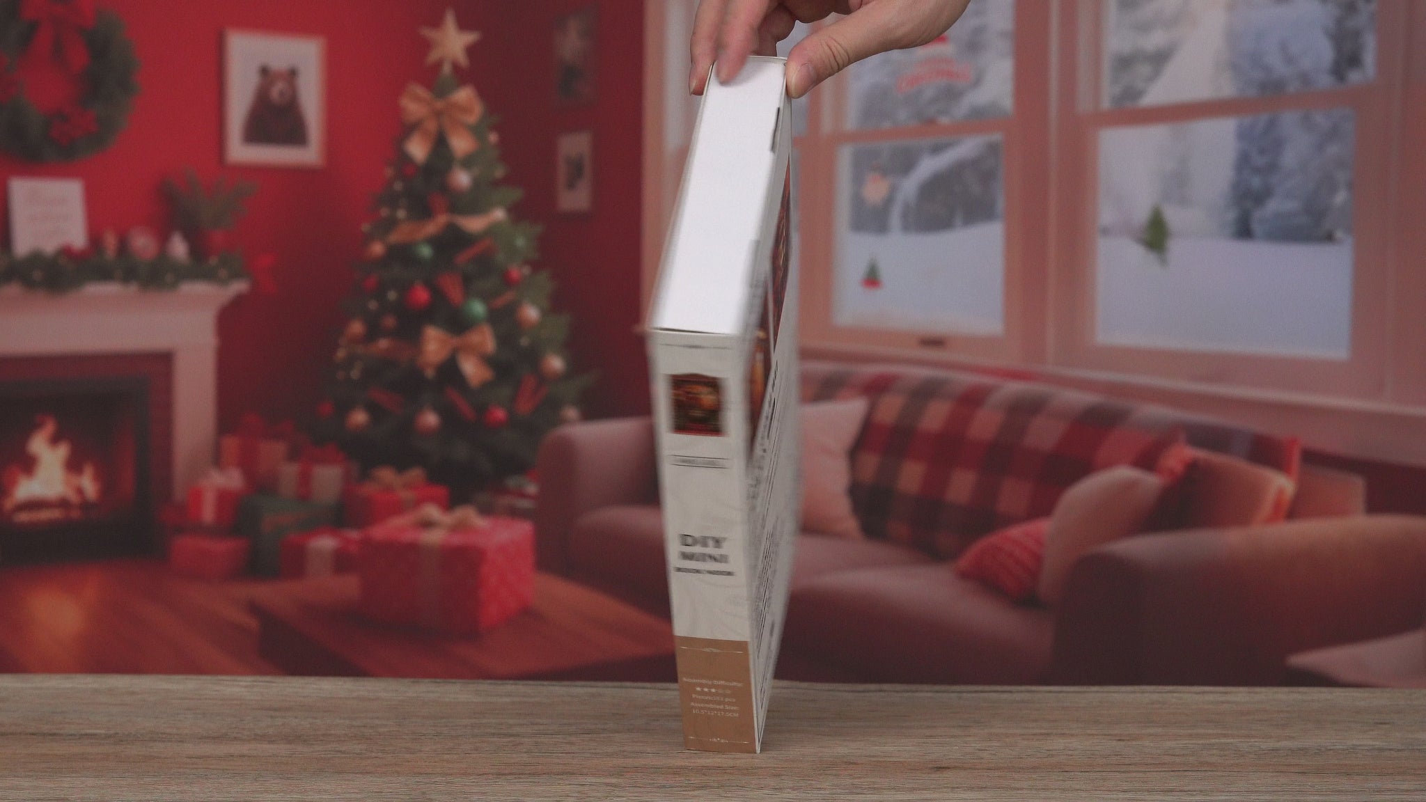 Assemblage d’un Book Nook miniature sur le thème de Noël. Description : Découvrez les étapes de fabrication d’une serre miniature de Noël en bois. Cette vidéo montre l’assemblage détaillé d’un "Book Nook" décoratif avec des sapins, un renne, une cheminée et des éclairages LED pour créer une ambiance chaleureuse de fêtes. Un projet de modélisme créatif parfait pour la décoration de bibliothèque