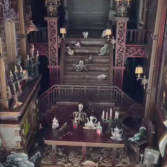 Vidéo de présentation de la maquette Magic Castle montrant les détails d'une maison de sorcière miniature avec éclairage LED nocturne, mobilier victorien détaillé, et vue panoramique sur les différentes pièces de l'apothicaire.