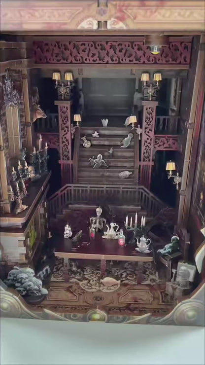 Vidéo de présentation de la maquette Magic Castle montrant les détails d'une maison de sorcière miniature avec éclairage LED nocturne, mobilier victorien détaillé, et vue panoramique sur les différentes pièces de l'apothicaire.