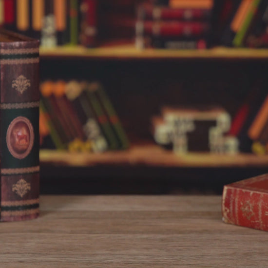 Montage étape par étape d'une maquette Book Nook DIY en bois sur le thème de la Chine ancienne, incluant figurines traditionnelles et décors miniatures.