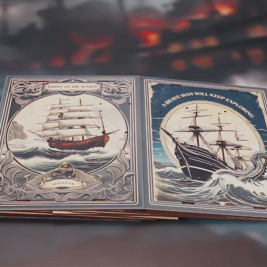 Détails d'un serre-livres DIY "Riddle on the Seabed" en bois : boule de cristal lumineuse, coquillage à perle, méduse miniature et épave de galion rétroéclairée.