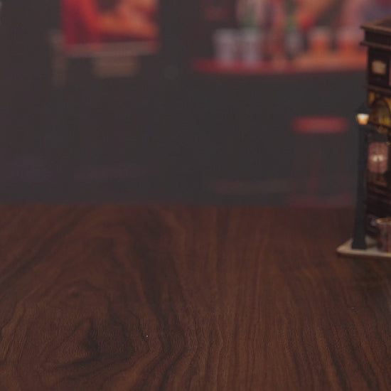 Maquette miniature en bois "The Hidden Tavern" éclairée par LED, kit DIY serre-livres (book nook) vintage avec détails de bar à vin, bouteilles et mobilier rétro.