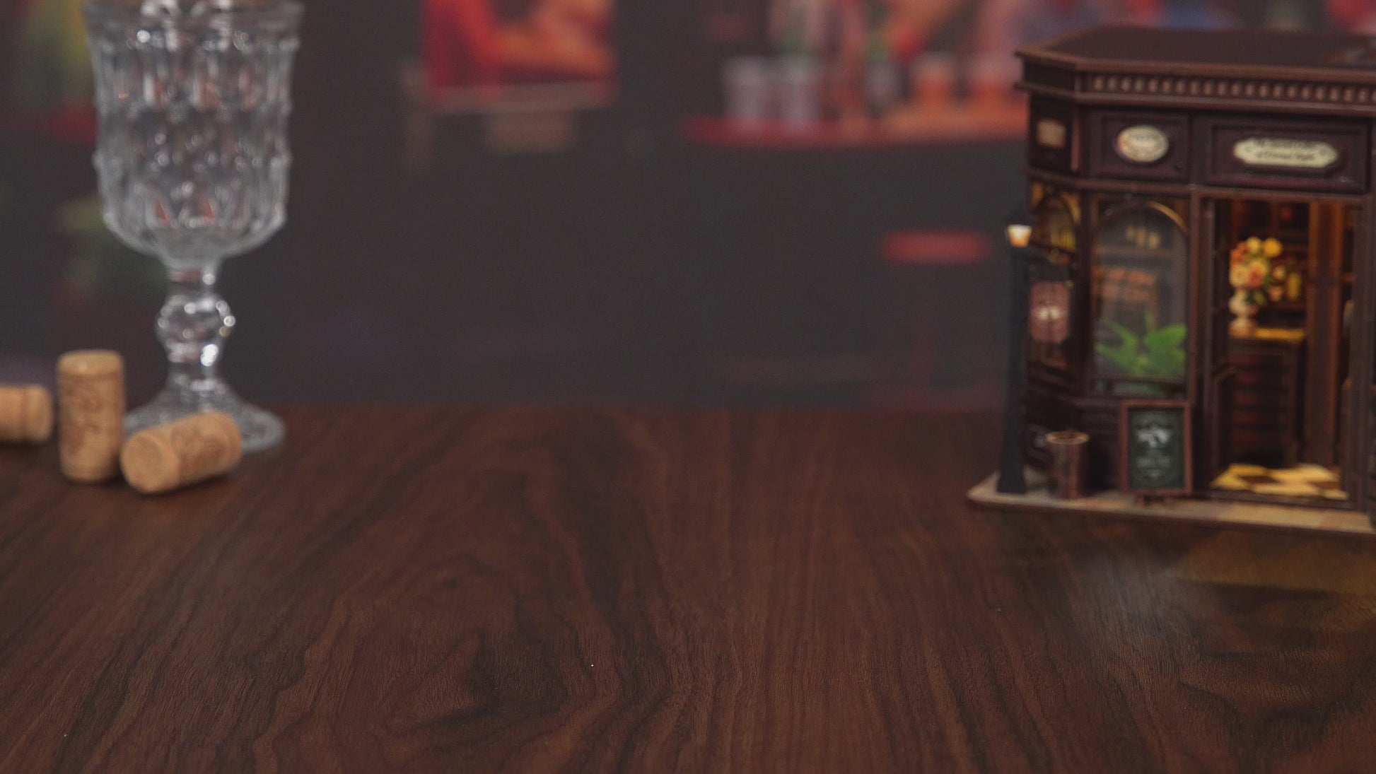 Maquette miniature en bois "The Hidden Tavern" éclairée par LED, kit DIY serre-livres (book nook) vintage avec détails de bar à vin, bouteilles et mobilier rétro.