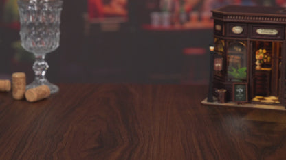 Maquette miniature en bois "The Hidden Tavern" éclairée par LED, kit DIY serre-livres (book nook) vintage avec détails de bar à vin, bouteilles et mobilier rétro.