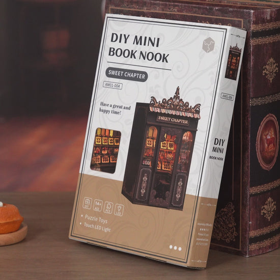 Vidéo tutoriel de montage du Kit DIY Book Nook 'Sweet Chapter'. Découvrez les étapes de construction de cette pâtisserie miniature en bois : assemblage des étagères de gâteaux, installation de l'éclairage LED et résultat final d'un serre-livres décoratif illuminé