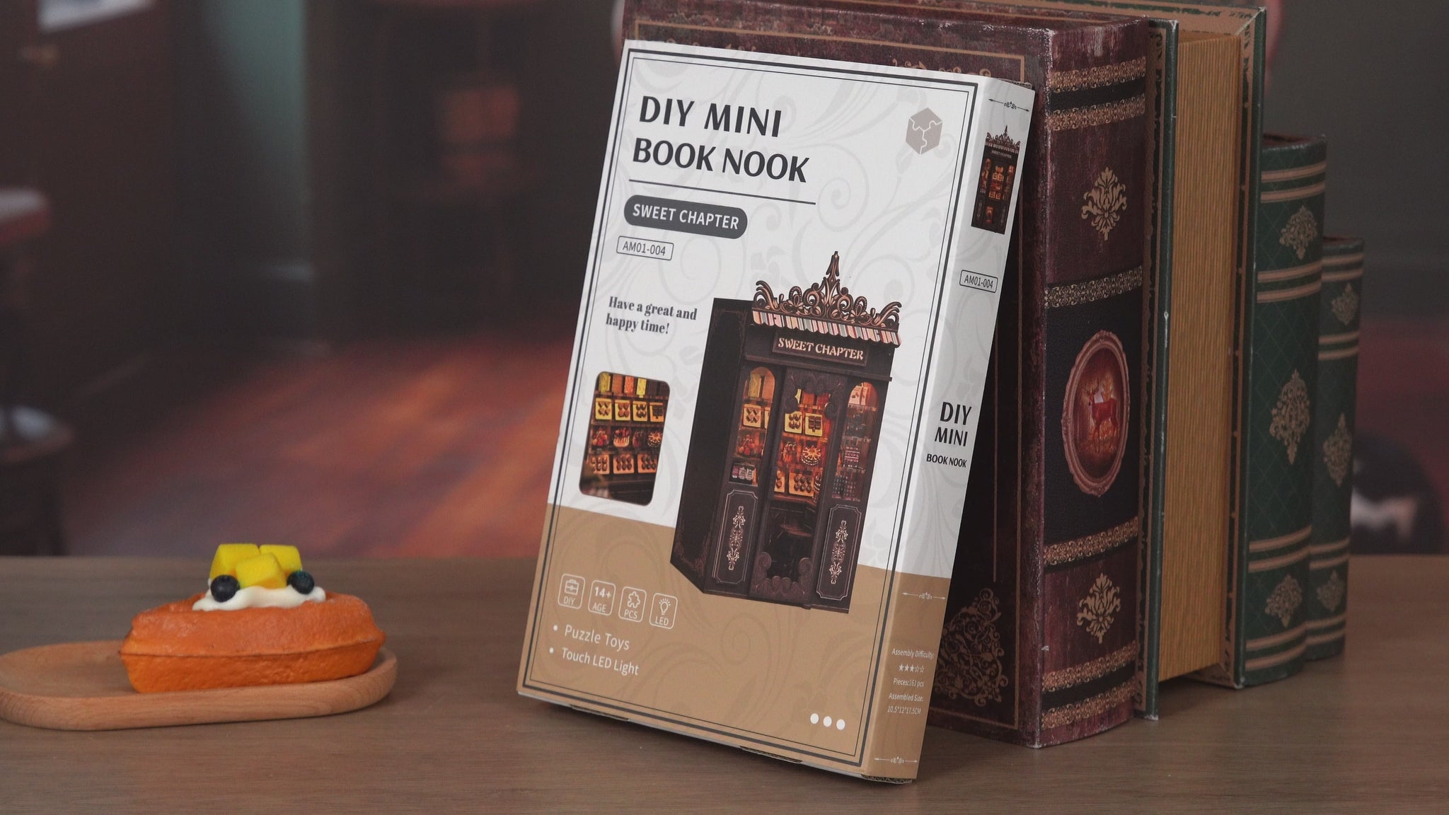 Vidéo tutoriel de montage du Kit DIY Book Nook 'Sweet Chapter'. Découvrez les étapes de construction de cette pâtisserie miniature en bois : assemblage des étagères de gâteaux, installation de l'éclairage LED et résultat final d'un serre-livres décoratif illuminé