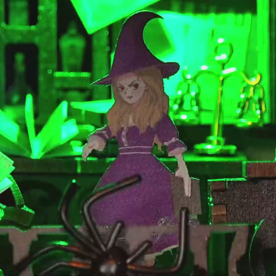 Vidéo de présentation du kit DIY Book Nook 'The Master's House'. On y voit les étapes d'assemblage des meubles miniatures, l'installation des figurines de sorcière et de chat noir, ainsi que le rendu final illuminé par des LED vertes et chaleureuses au milieu d'une bibliothèque