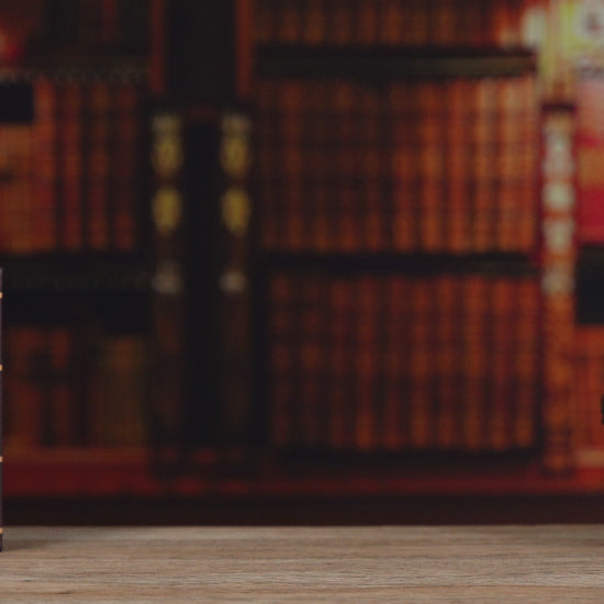 Vidéo en stop-motion montrant l'assemblage et les détails d'un serre-livre miniature en bois (Book Nook) sur le thème d'une bibliothèque ancienne avec éclairage LED.