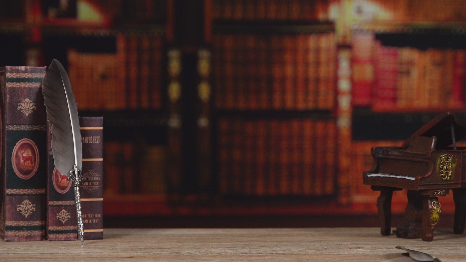 Vidéo en stop-motion montrant l'assemblage et les détails d'un serre-livre miniature en bois (Book Nook) sur le thème d'une bibliothèque ancienne avec éclairage LED.