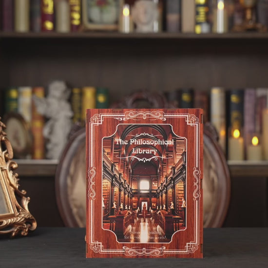 Kit Book Nook en bois "The Philosophical Library" : serre-livres décoratif miniature avec éclairage LED, bustes de philosophes et étagères de bibliothèque ancienne pour décoration intérieure