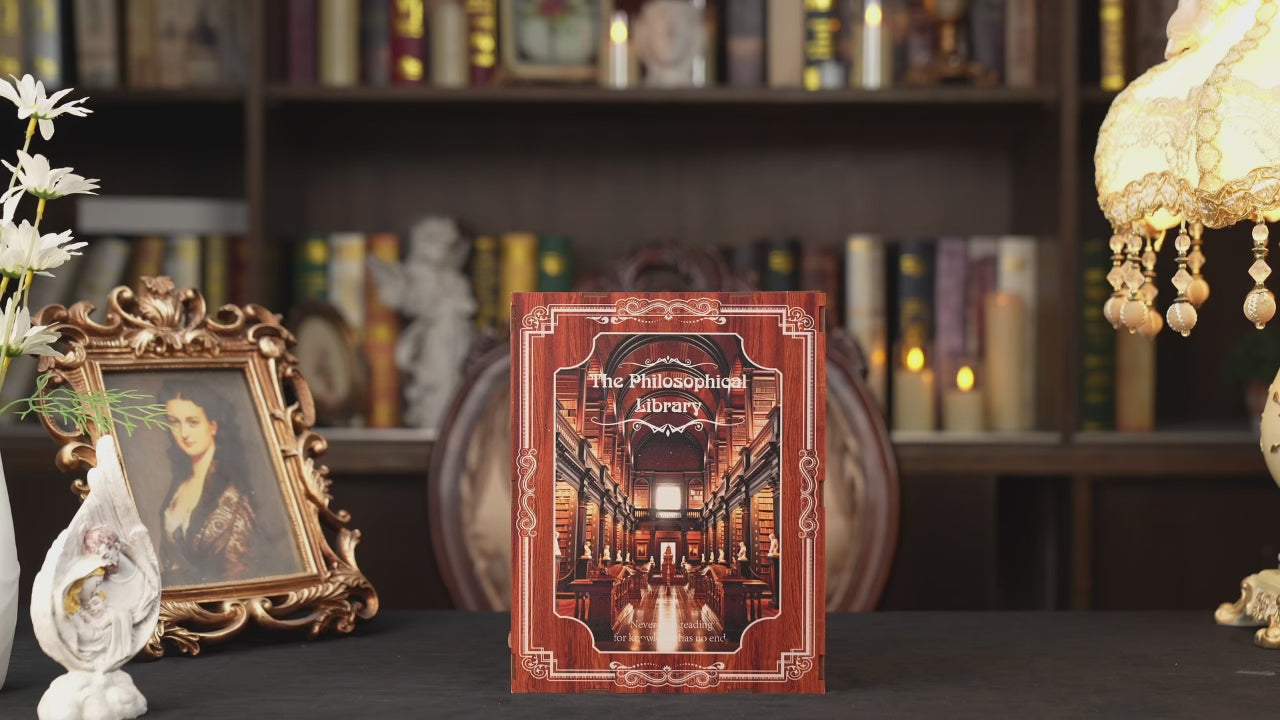 Kit Book Nook en bois "The Philosophical Library" : serre-livres décoratif miniature avec éclairage LED, bustes de philosophes et étagères de bibliothèque ancienne pour décoration intérieure