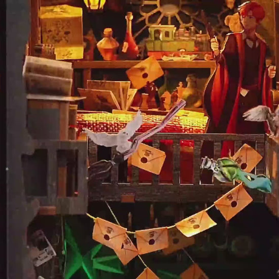 Assemblage d'un serre-livres miniature "The House of Magic" : montage des pièces en bois découpées au laser, installation du système électrique LED et mise en situation sur une bibliothèque.