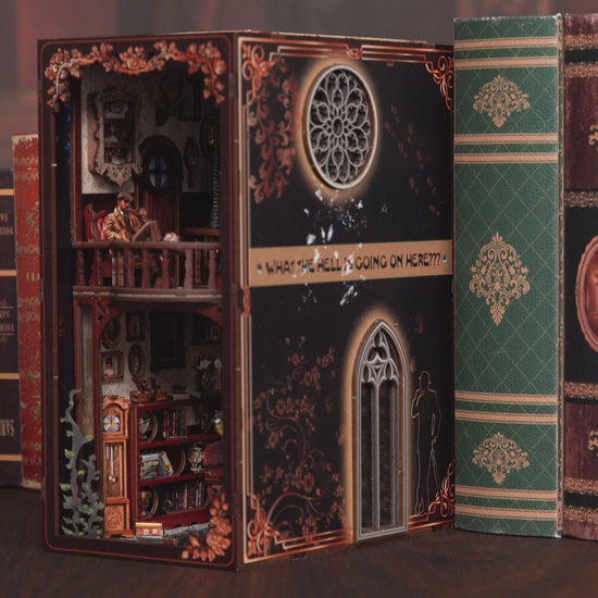 Cette vidéo présente le montage détaillé d'un Book Nook miniature en bois intitulé "Mystery Case Involving a Hidden Box". La maquette, conçue comme un serre-livres décoratif, représente un cabinet de détective victorien sur deux niveaux. Scène de l'étage : Un détective assis dans un fauteuil rouge, fumant la pipe à côté d'une bibliothèque remplie de livres miniatures et d'un crâne décoratif.
