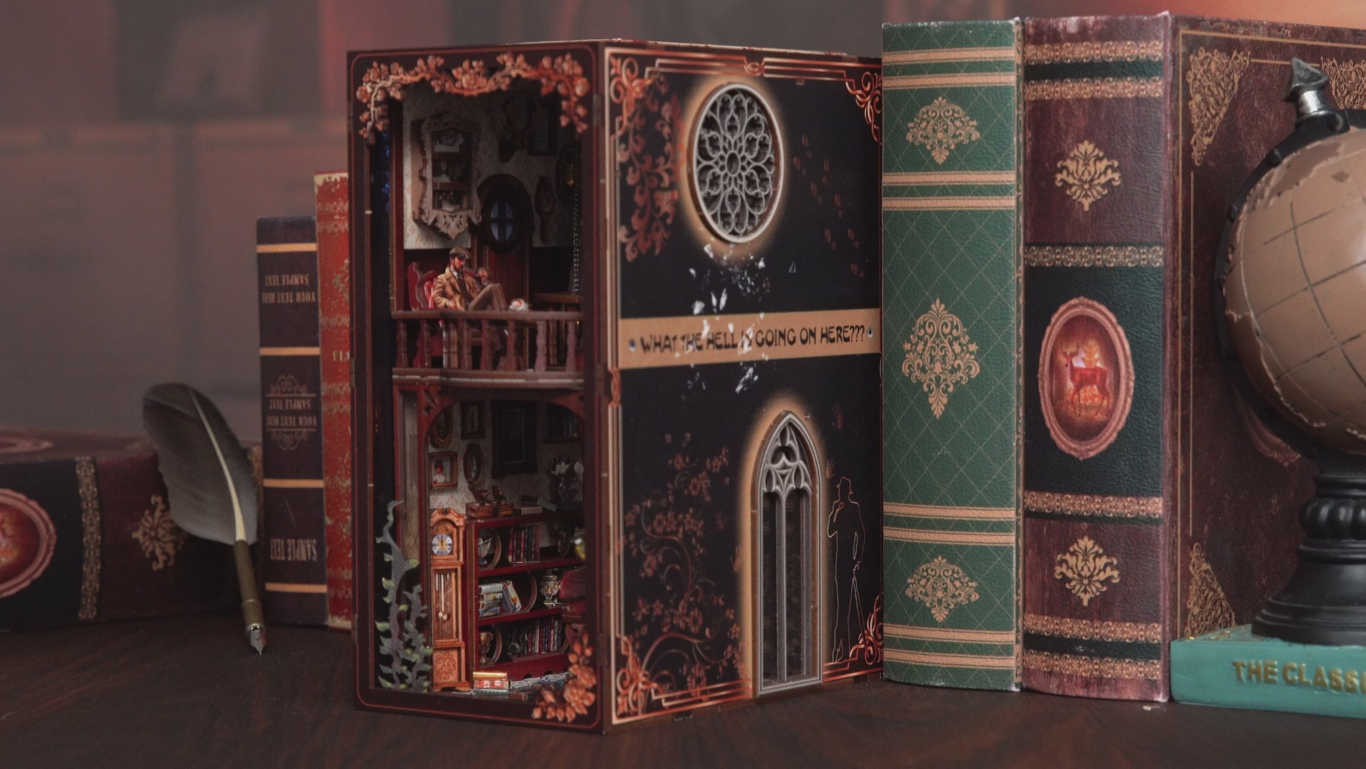 Cette vidéo présente le montage détaillé d'un Book Nook miniature en bois intitulé "Mystery Case Involving a Hidden Box". La maquette, conçue comme un serre-livres décoratif, représente un cabinet de détective victorien sur deux niveaux. Scène de l'étage : Un détective assis dans un fauteuil rouge, fumant la pipe à côté d'une bibliothèque remplie de livres miniatures et d'un crâne décoratif.
